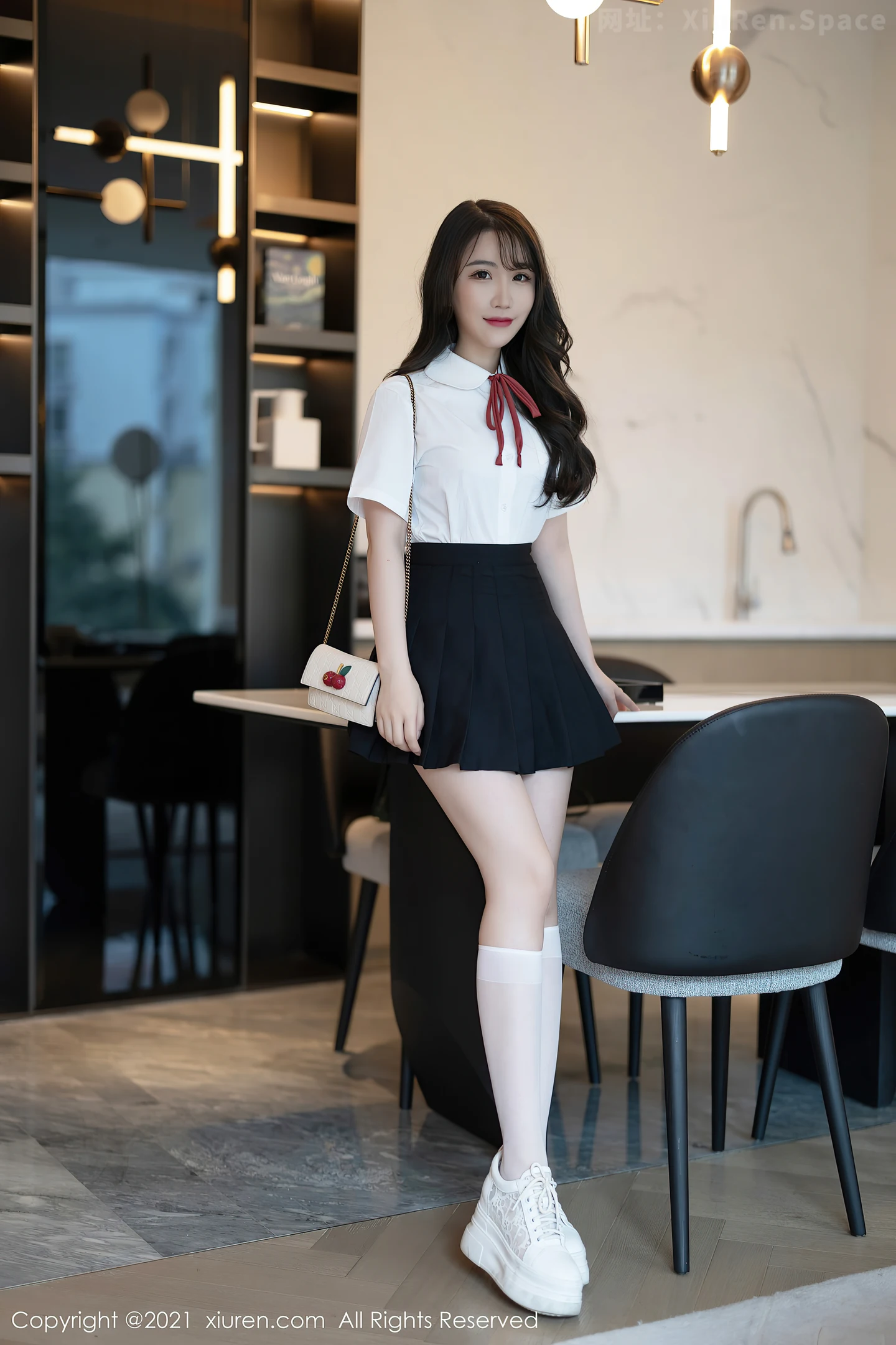 图片[2]-[XiuRen秀人网]VOL.3960 女神Cherry绯月樱深圳旅拍JK制服半脱露性感内衣完美诱惑写真60P-秀人网官方网站